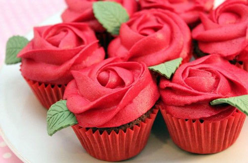 35+ Valentine's Day Cupcake Ideas - Red Rose Cupcakes