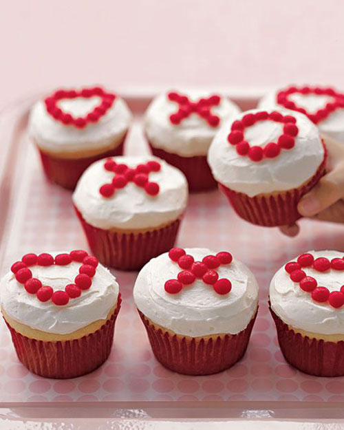 35+ Valentine's Day Cupcake Ideas - X's and O's Cupcakes