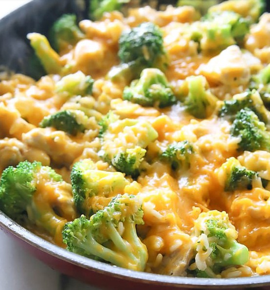 Healthy Food One-Pan Cheesy Chicken, Broccoli, and Rice