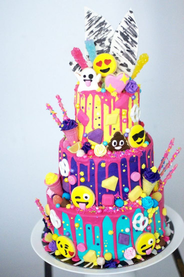 Birthday Cake Emoji
 THE PARTY PARADE Emoji Cake bolos Pinterest
