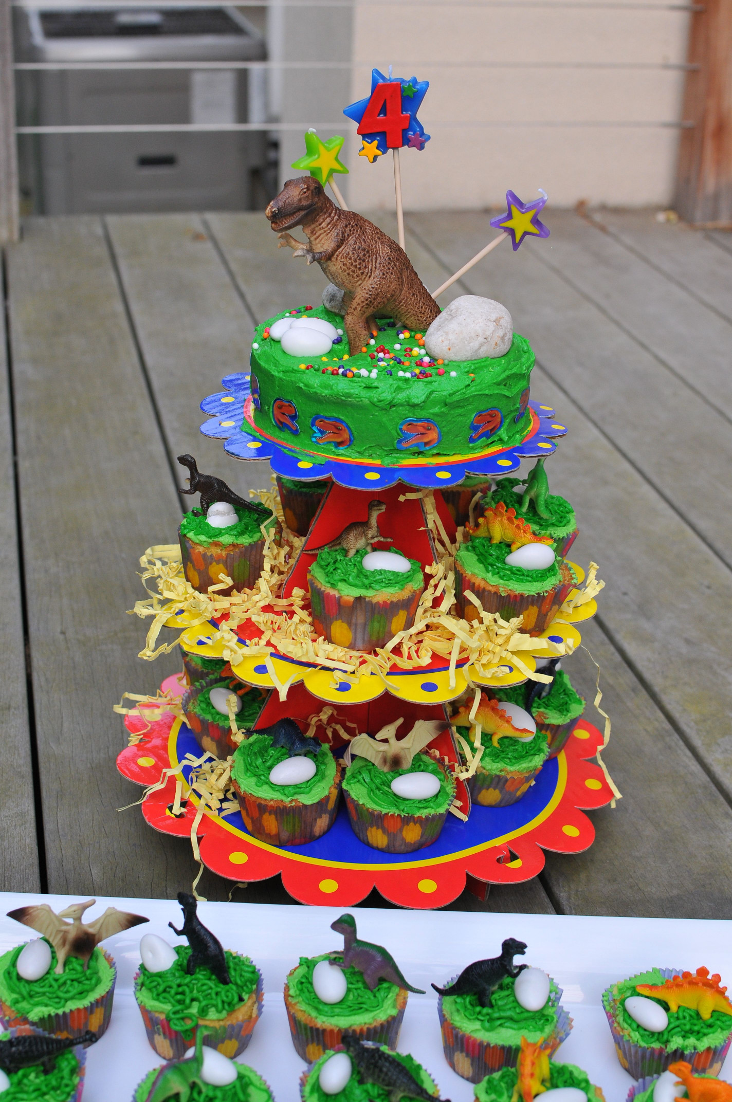 Dinosaur Birthday Cake
 easy Dinosaur Cupcakes
