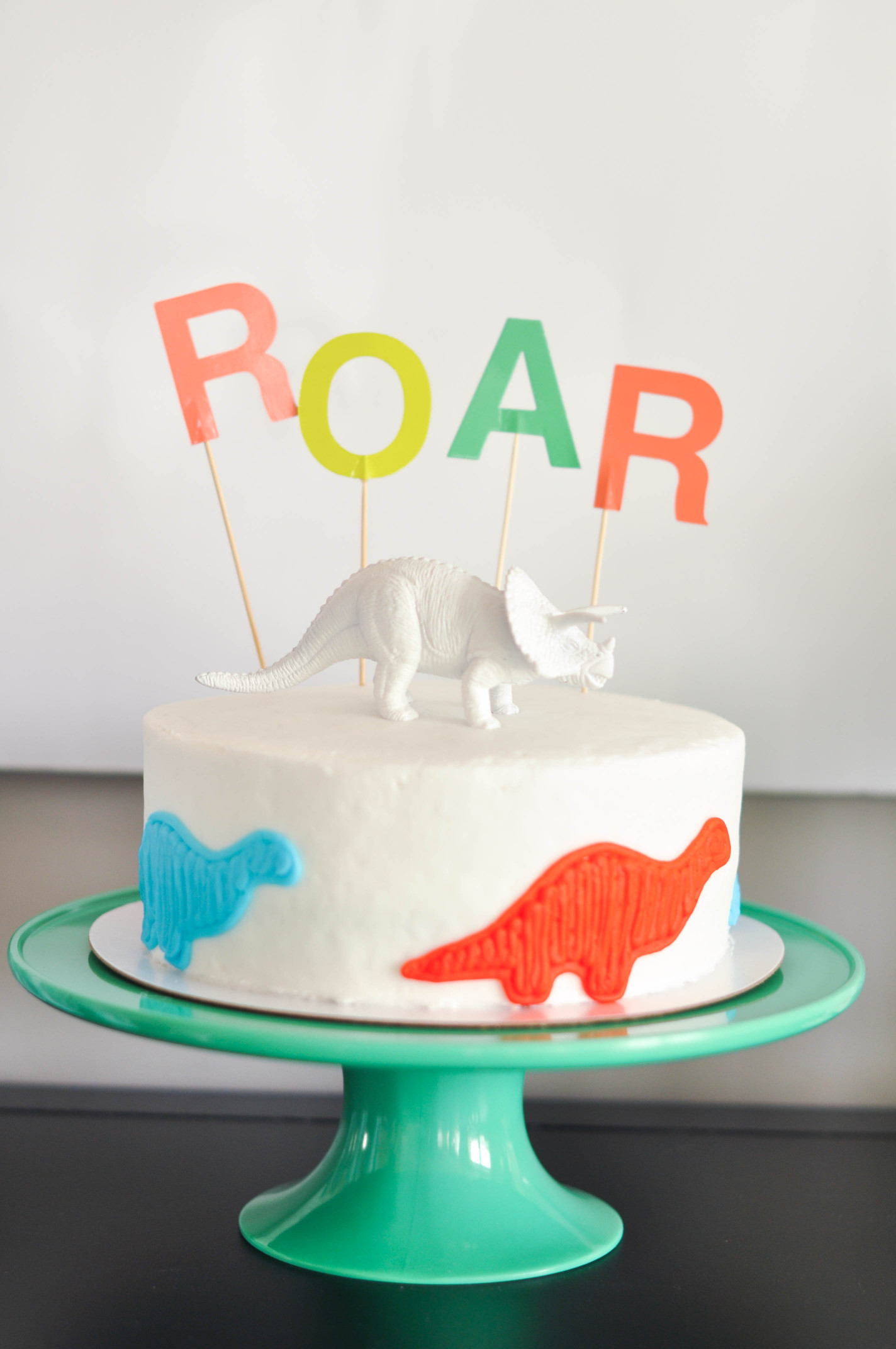 Dinosaur Birthday Cake
 This Modern Dinosaur Birthday Party Isn t A Pain To Pull f