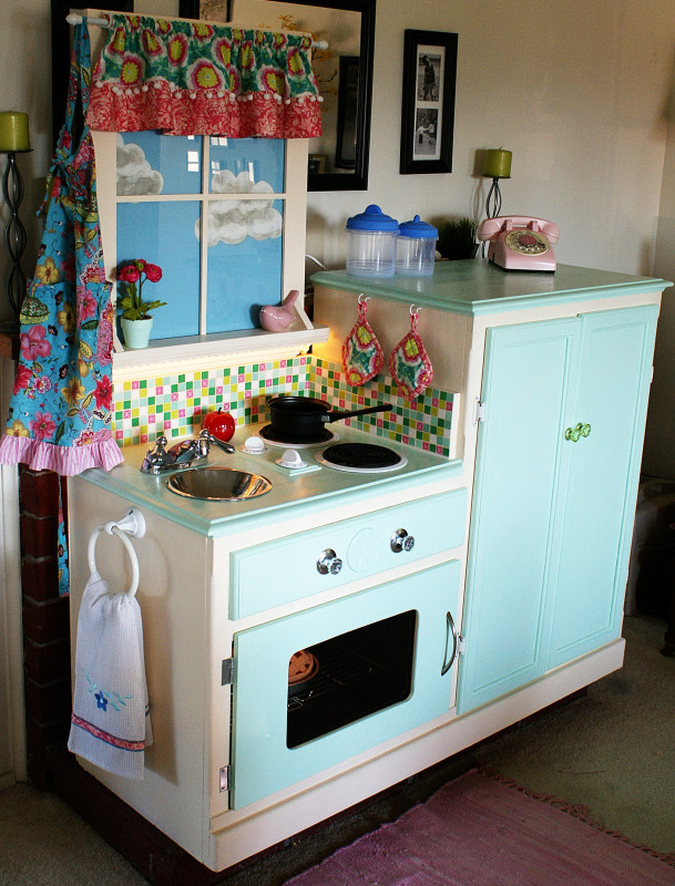 DIY Kids Kitchens
 Easy Peasy Pie Play Kitchen