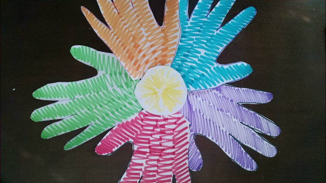 Easy Arts And Crafts For Kids
 Easiest ARTS and CRAFTS for Kids Easy Handprint Flower