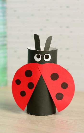 Easy Kids Crafts
 Toilet Paper Roll Ladybug Craft