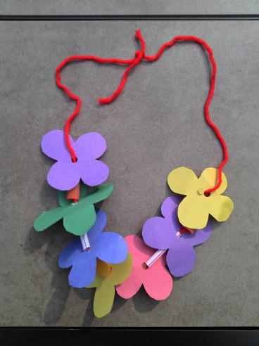 Easy Kids Crafts
 Lei Can be made with construction paper yarn & solid