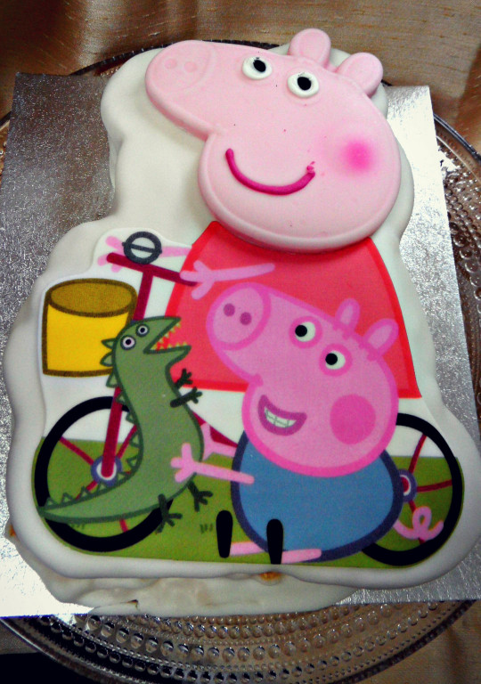 Peppa Pig Birthday Cake
 Chez Maximka e happy boy and a Peppa Pig cake