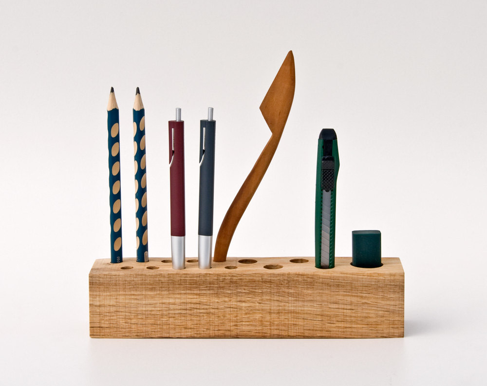 Desk pen. Органайзер для ручек из камня. Органайзер Wooden Desk Set. Мокап органайзер для карандашей. Акриловый органайзер для ручек.